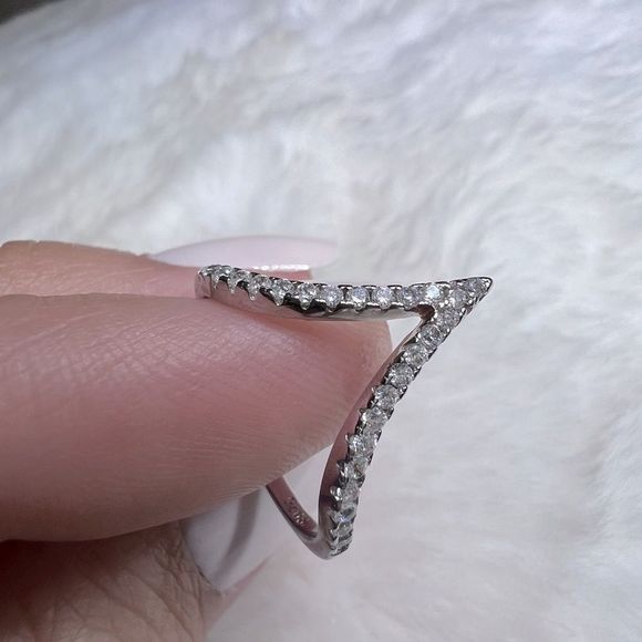 V paved diamond ring - Picture 8 of 8